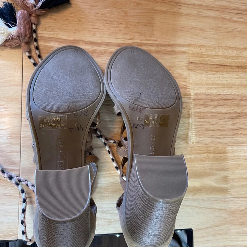 NEW Indigo Rd Womens Tan Faux Suede Gladiator Block Heel Tassel Sandals Size 11M